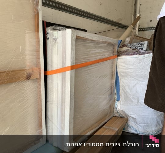 חפצים ארוזים במשאית הובלה עם רצועות כתומות
